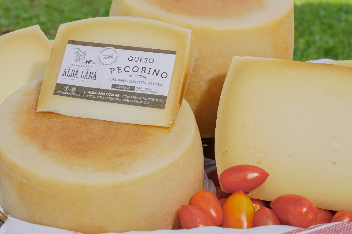 Bowl cerámico con queso y frutos secos